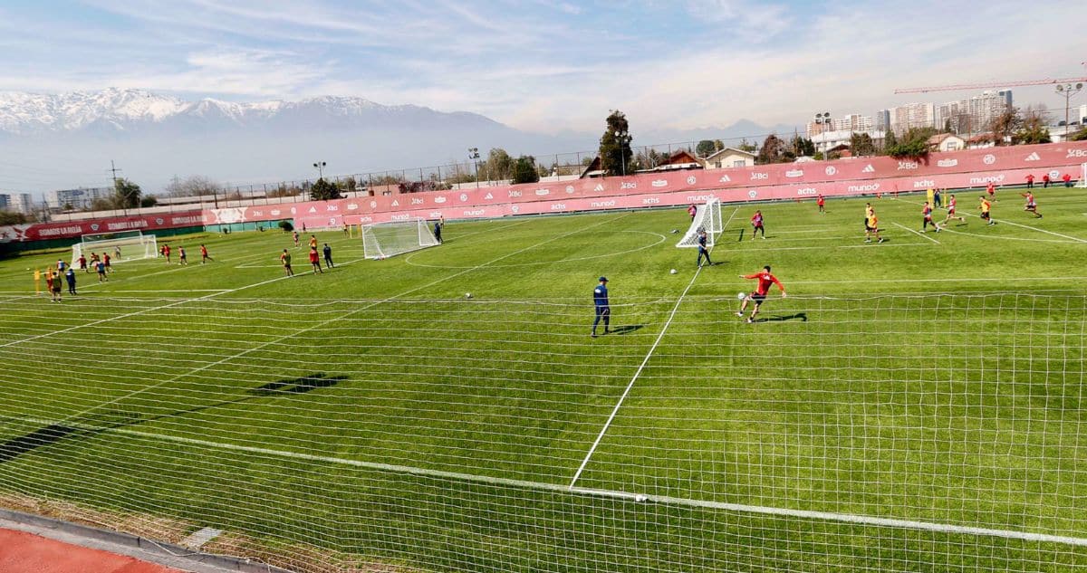 La Roja se reinventa con una alineación juvenil y un audaz sistema táctico para enfrentar a Brasil