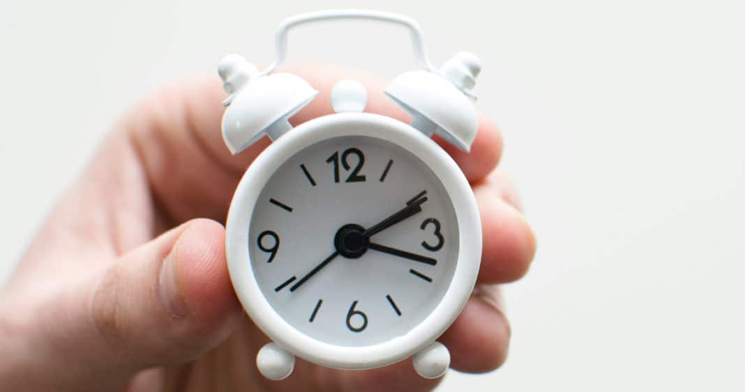 Mantener el Horario de Invierno: Clave para Reducir Infartos Cerebrales y Obesidad