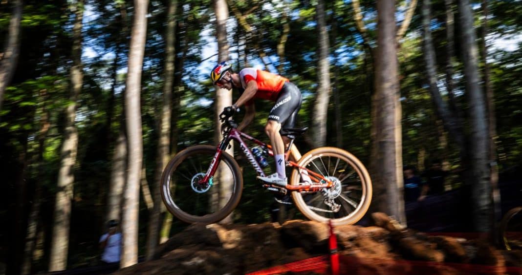 Martín Vidaurre Protagoniza Espectacular Remontada en Copa del Mundo UCI