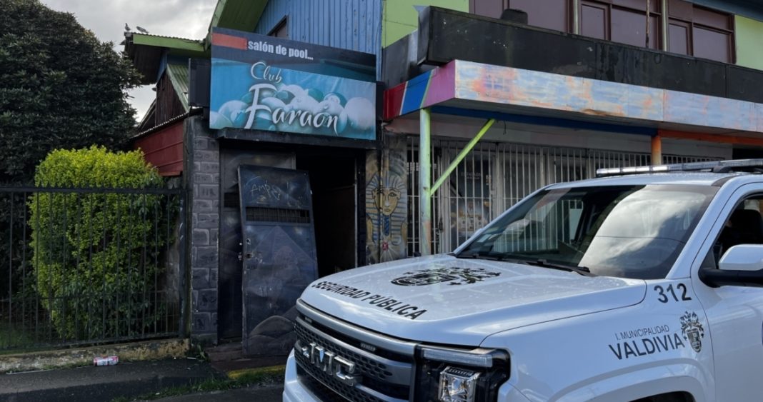 Operativo Policial Cierra Club Nocturno Ilegal en Valdivia: Vecinos Denuncian Violencia y Disturbios