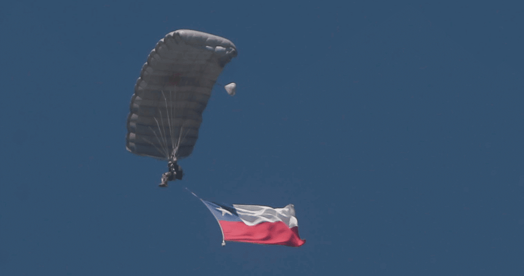 Paracaidistas Abren Paso a la Celebración de las Glorias del Ejército de Chile