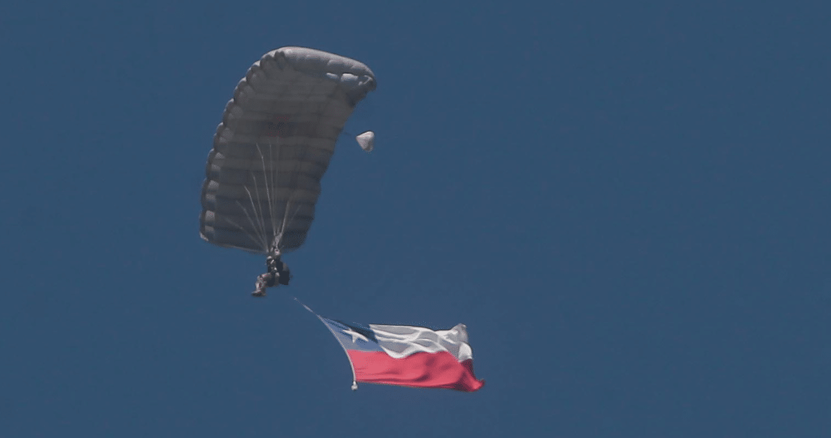 Paracaidistas Abren Paso a la Celebración de las Glorias del Ejército de Chile