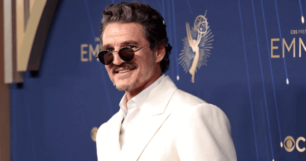 Pedro Pascal Deslumbra en los Emmys 2025 con Impactante Look Blanco