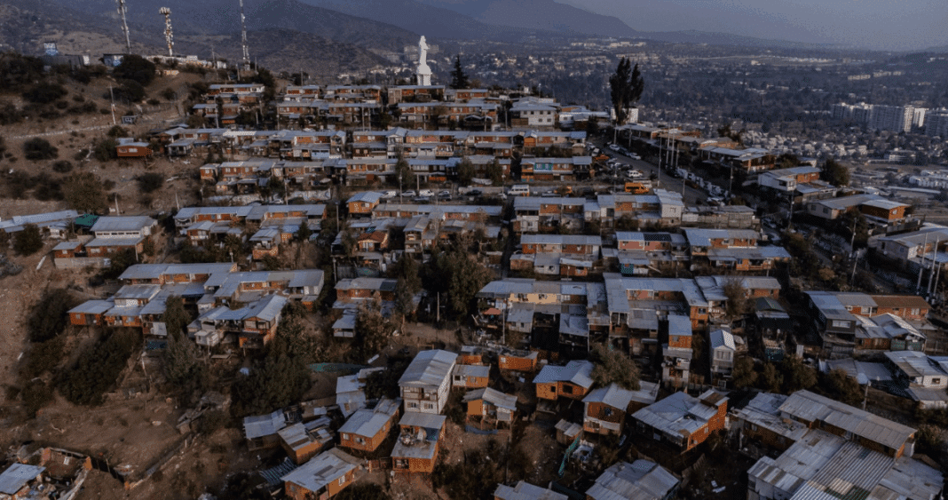 Rezago Alarmante en el Plan de Emergencia Habitacional: Solo el 27% de Soluciones para Familias en Campamentos