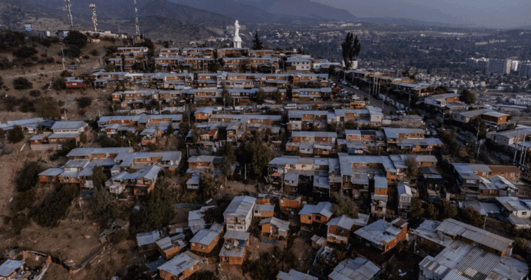Rezago Alarmante en el Plan de Emergencia Habitacional: Solo el 27% de Soluciones para Familias en Campamentos