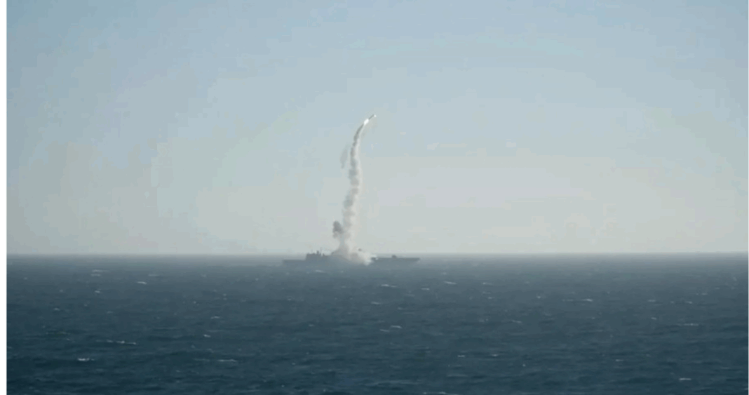 Rusia Prueba Misil Hipersónico en el Ártico Mientras Drones Ucranianos Atacan Refinerías Rusas