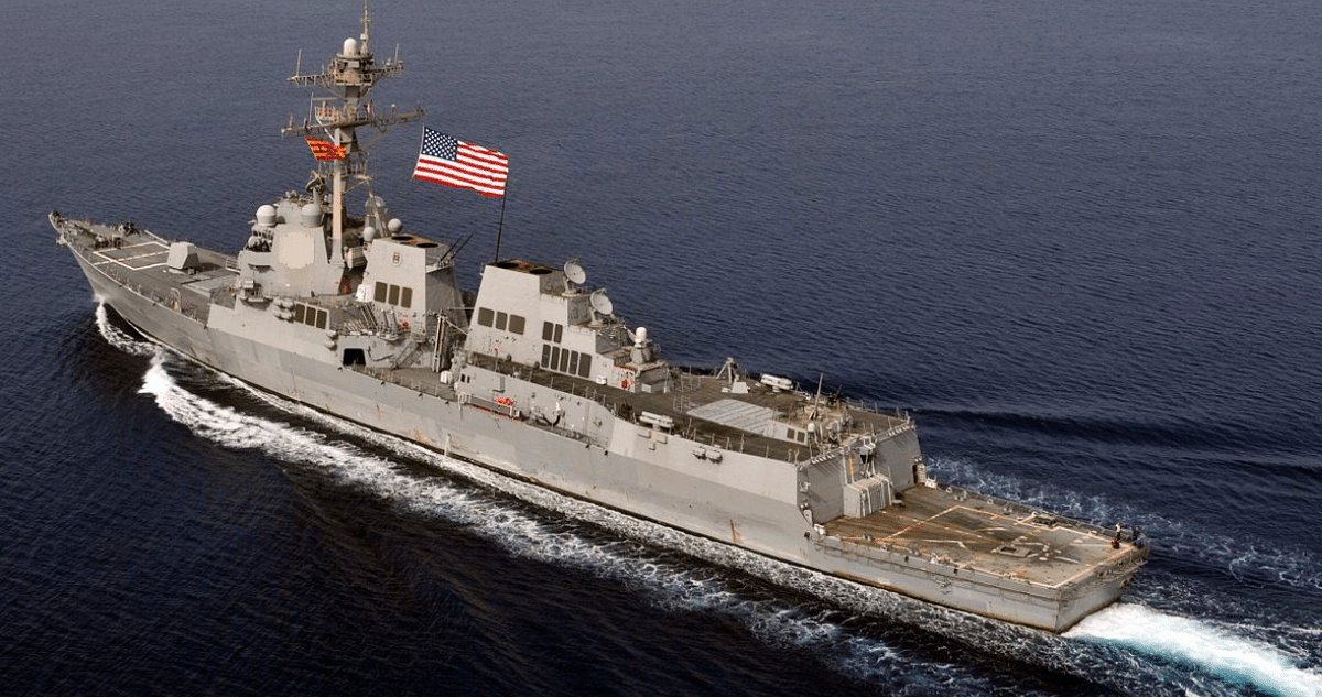 Tensión en el Caribe: Dos F-16 venezolanos sobrevuelan el destructor estadounidense USS Jason Dunham