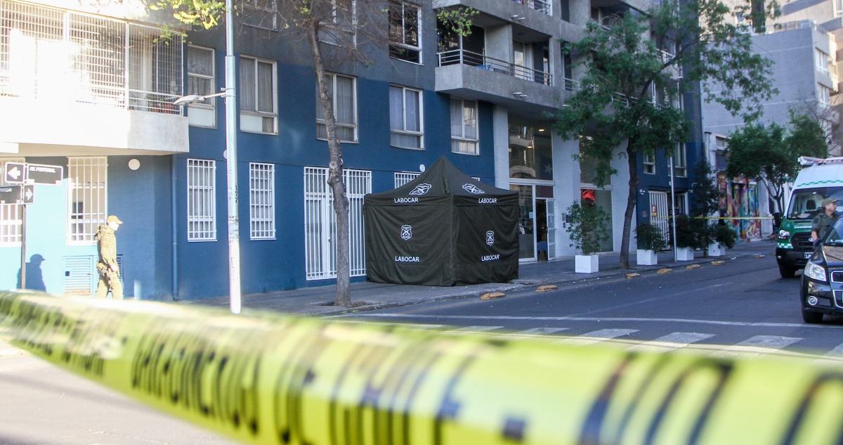Tragedia en Santiago: Mujer asesinada por su expareja, pero su hijo de 1 año sobrevive al ataque