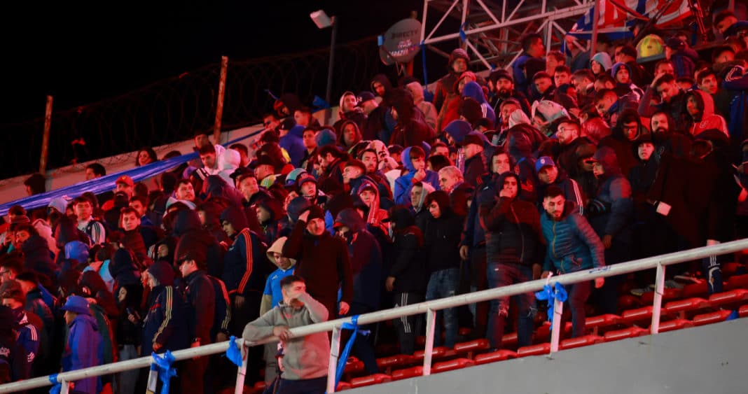 Violencia en el Fútbol: Argentina Prohíbe a Hinchas de La U en Buenos Aires Hasta 2027