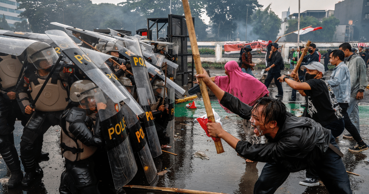Violentas Protestas en Indonesia por Aumento de Sueldos de Diputados: Al Menos 10 Muertos y 20 Desaparecidos