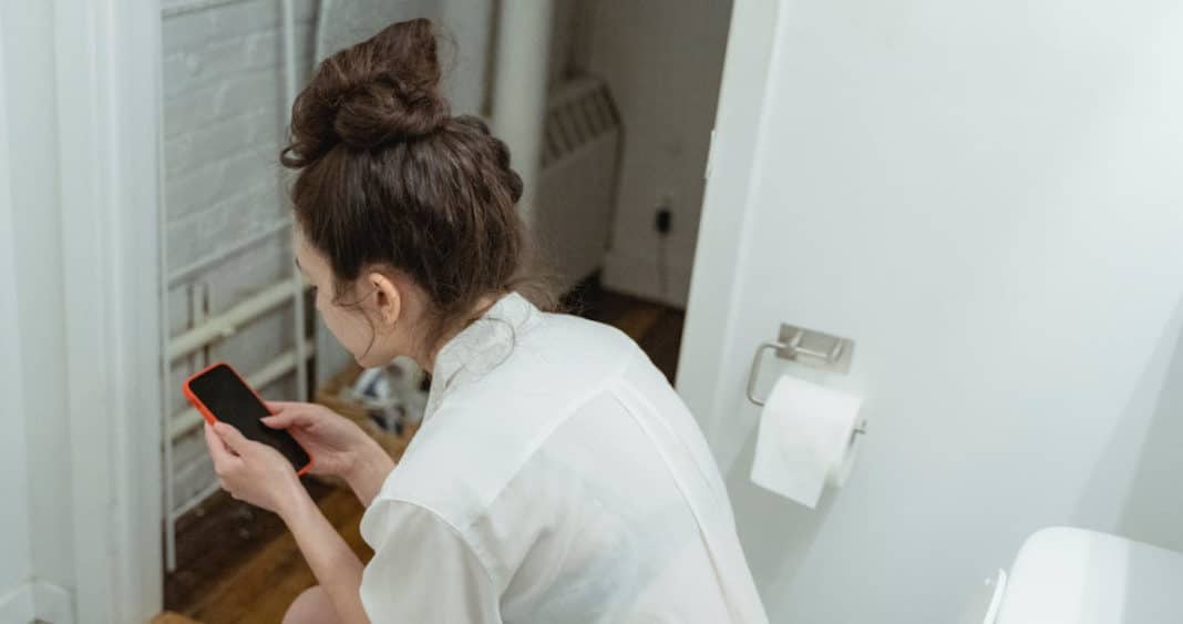 ¿Cómo el uso del teléfono en el baño puede aumentar el riesgo de hemorroides?