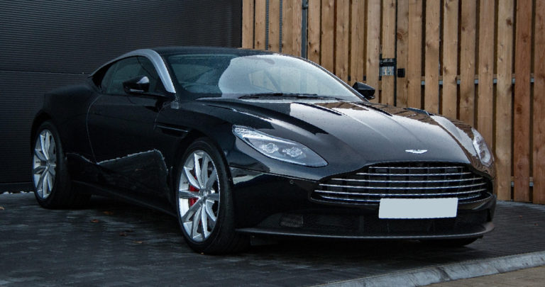 Aston Martin Enfrenta Desafíos Macroeconómicos Globales: Recorta Previsiones de Entregas