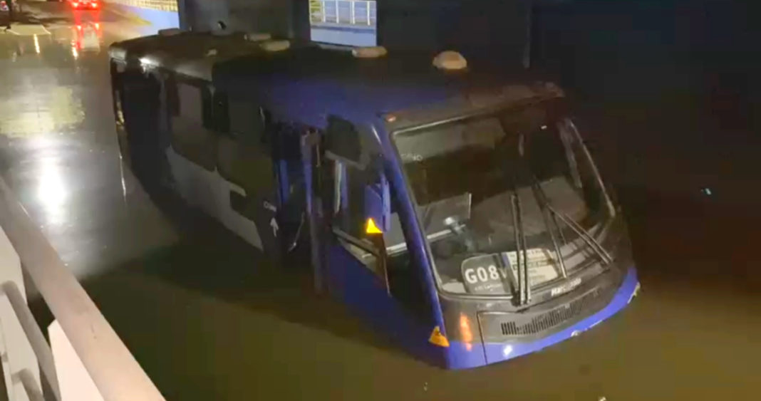 Caos en San Bernardo: Rotura de Matriz de Aguas Servidas Paraliza el Tránsito y Obliga a Rescate de Pasajeros