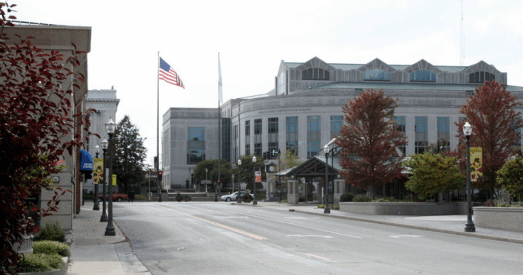 Chilena Deportada Vuelve a EEUU y Roba Tarjetas de Crédito: Declara Culpabilidad