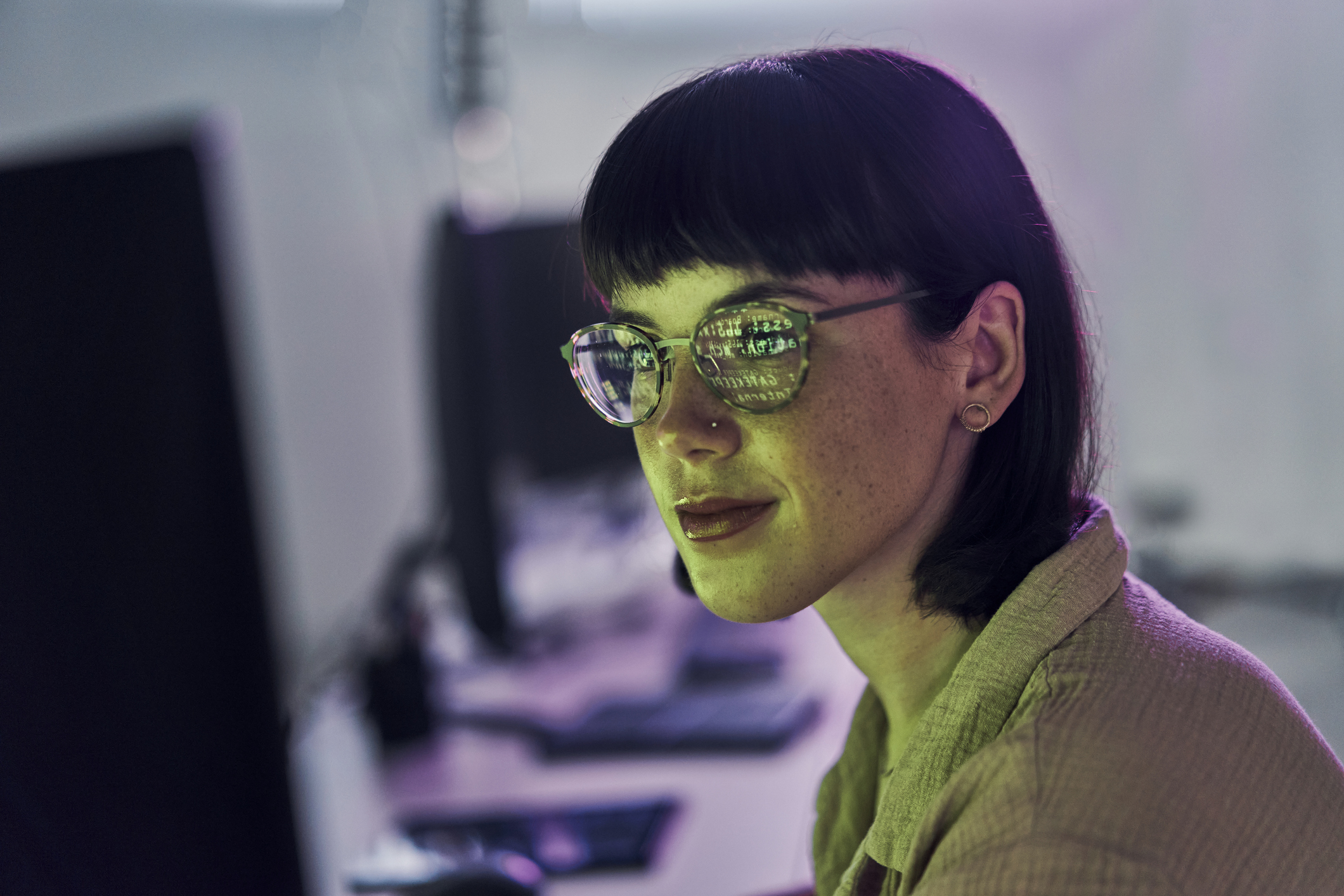 Night, reflection and neon with woman at computer for programmer, cloud computing and software developer. Coding, cybersecurity and technology with employee in digital agency for it, designer or code Ciberseguridad en Auge: Palo Alto Networks Alerta sobre Extorsión, Ataques en la Nube y Uso de IA