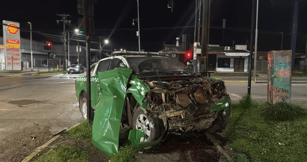 Conductor Imprudente Provoca Accidente con Vehículo Policial en Valdivia: Dos Carabineros y un Peatón Heridos
