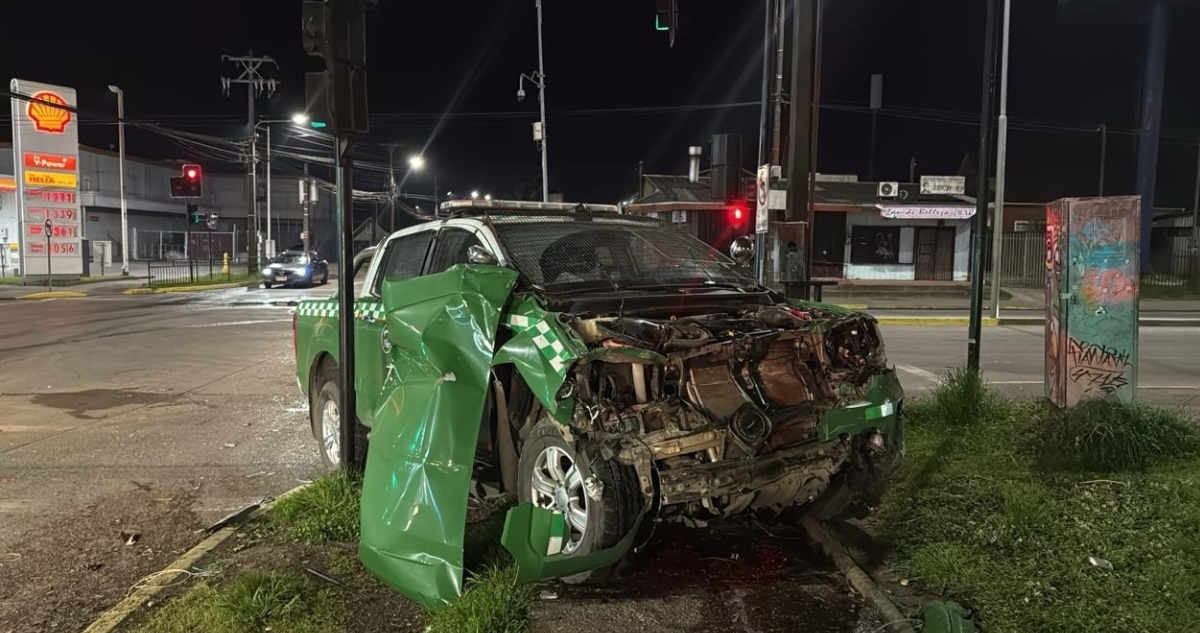 Conductor Imprudente Provoca Accidente con Vehículo Policial en Valdivia: Dos Carabineros y un Peatón Heridos