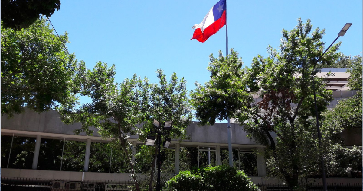 Consulados de Chile en Argentina enfrentan crisis financiera: Teléfonos cortados por deudas