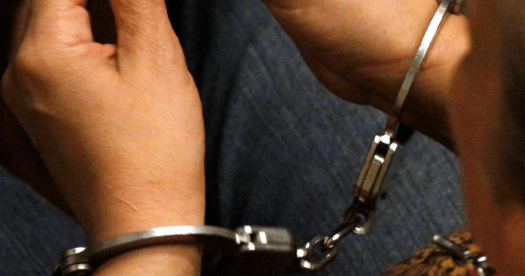 Cuidadora acusada de golpear a niño con discapacidad: Cámaras la delataron en Valdivia