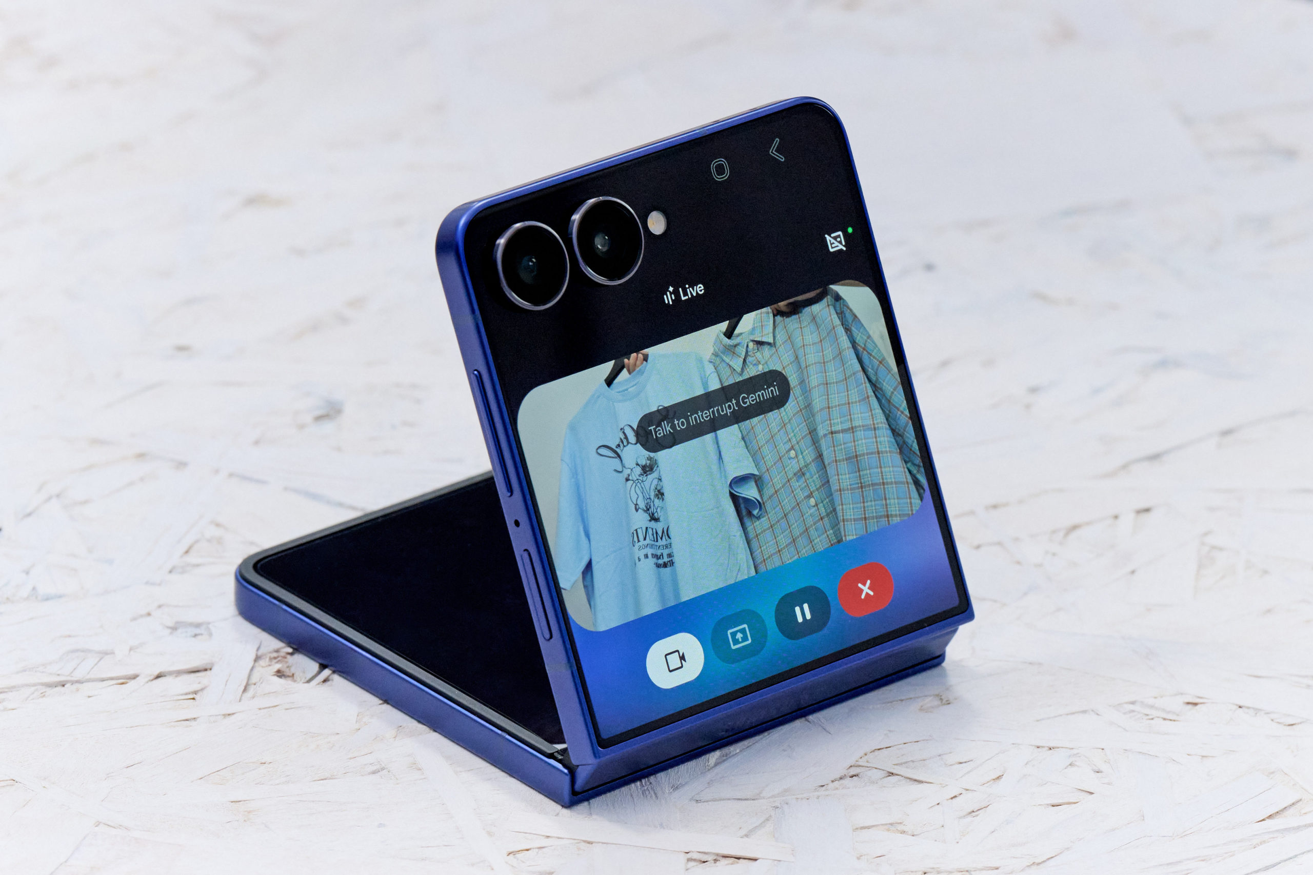 Descubre cómo el Galaxy Z Flip7 reinventa la pantalla externa de los smartphones plegables