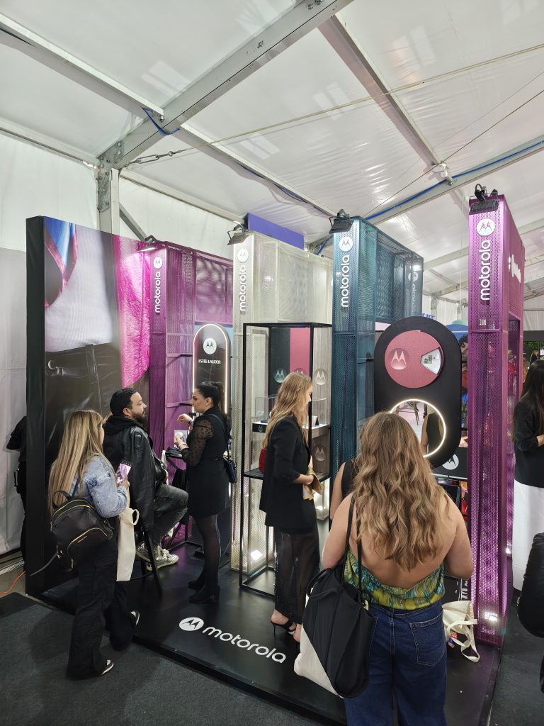 Descubre tu Estilo Único con Motorola en Paris Beauty