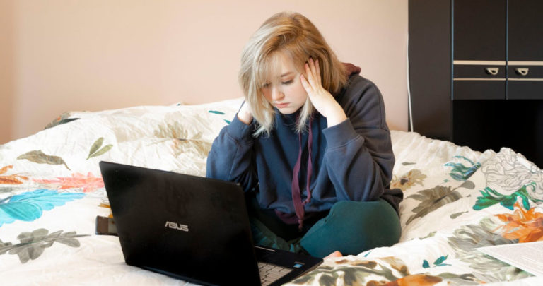 Descubren que el sueño interrumpido aumenta el riesgo de suicidio en adolescentes