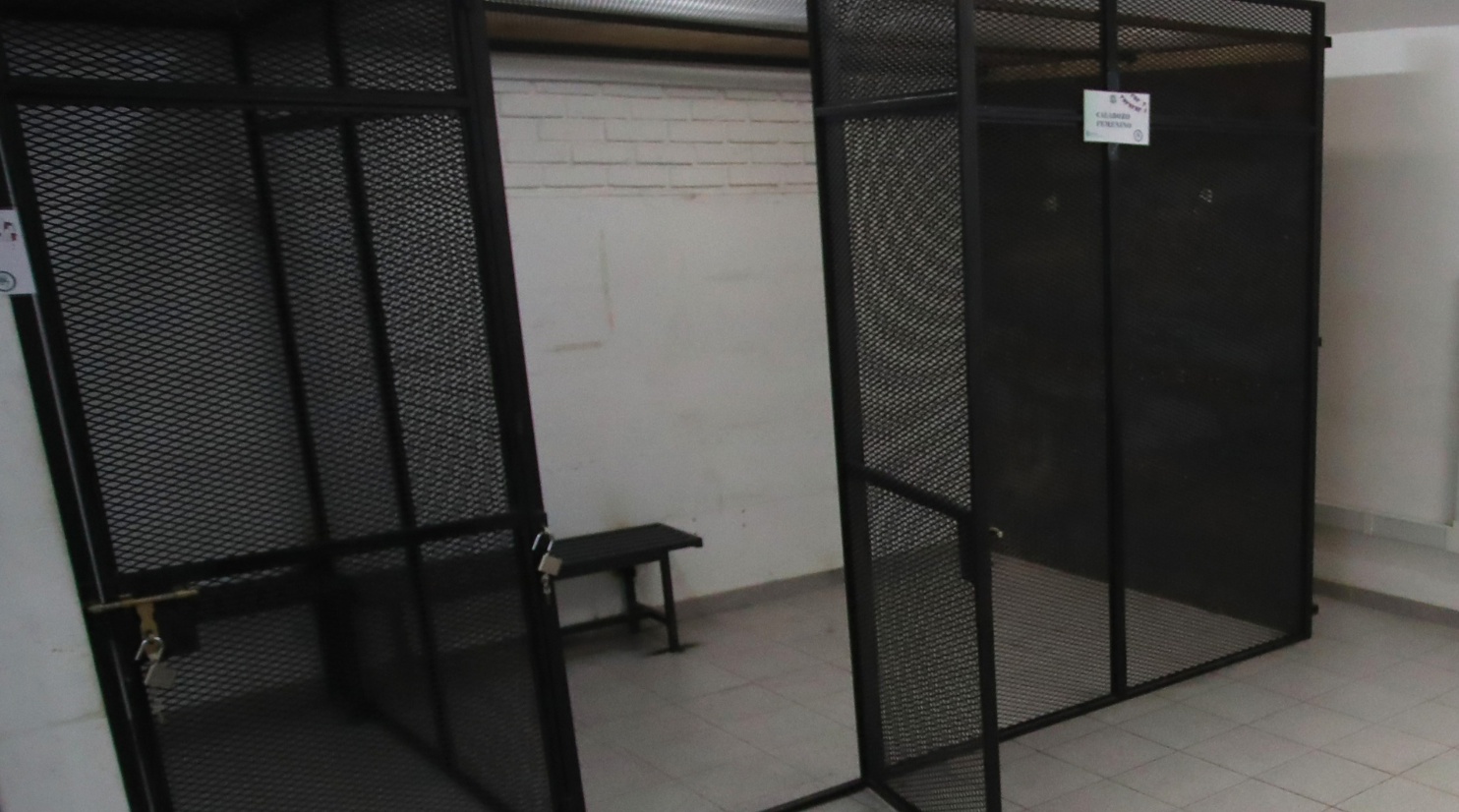 Detenido Golpea Brutalmente a Otro en Calabozo de Comisaría: Víctima Lucha por su Vida