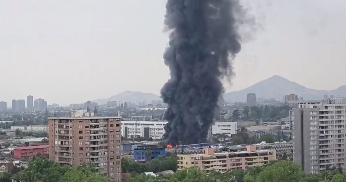 Devastador Incendio Consume Fábrica de Muebles en Ruta 5 de Santiago