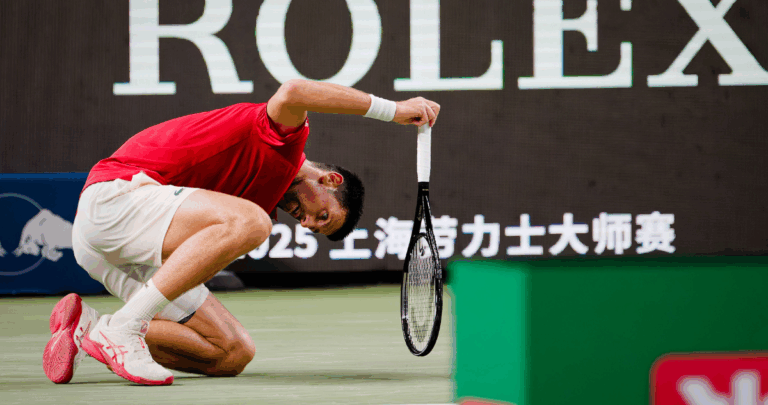 Djokovic Supera Adversidades y Avanza a Cuartos de Final en Shanghai
