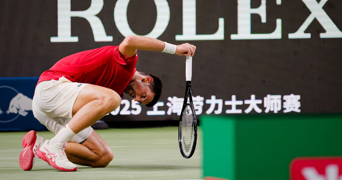 Djokovic Supera Adversidades y Avanza a Cuartos de Final en Shanghai