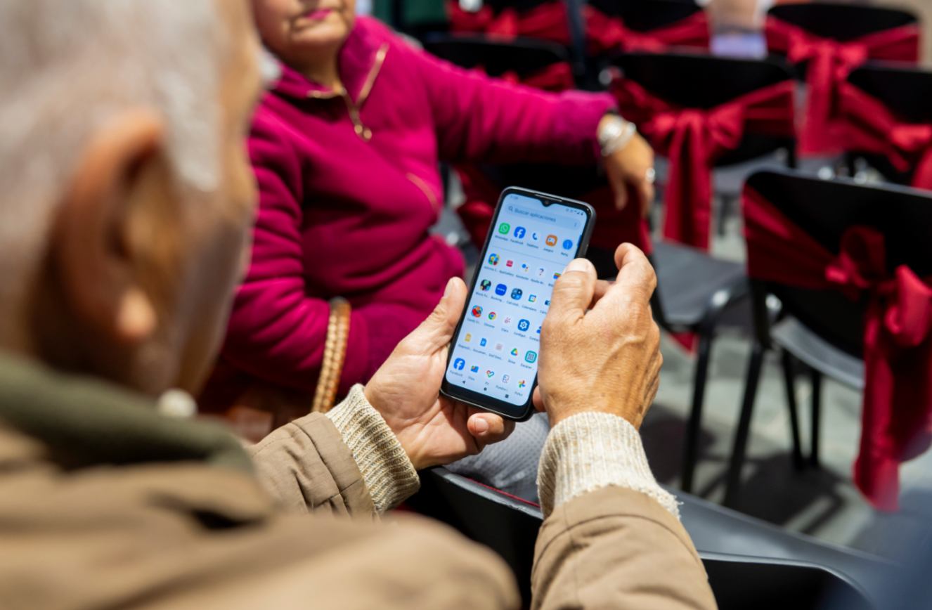 Entel Lidera Iniciativas Innovadoras para Empoderar a Adultos Mayores en Chile