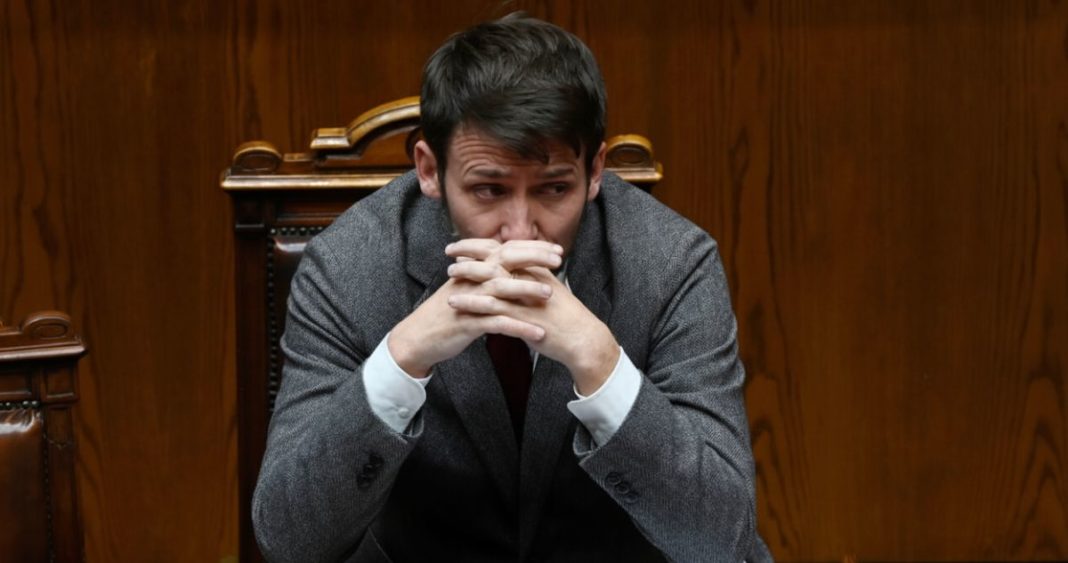Escándalo Eléctrico: Oposición Unida Acusa al Exministro Pardow por Cobros Excesivos