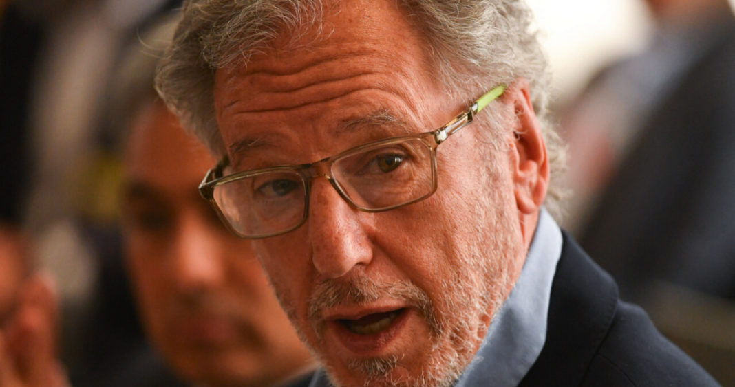 Gobierno defiende devolución de sobrecobros de luz: