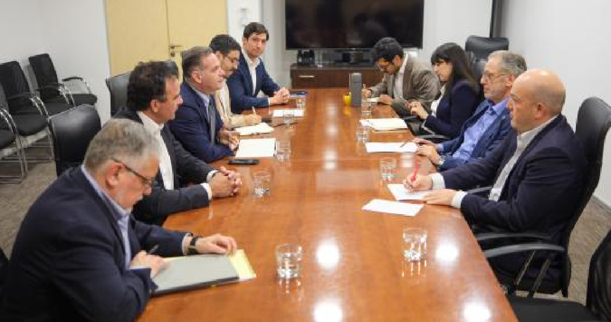 Gobierno y Generadoras se reúnen por error en tarifas de luz: Acuerdan esperar observaciones de las empresas