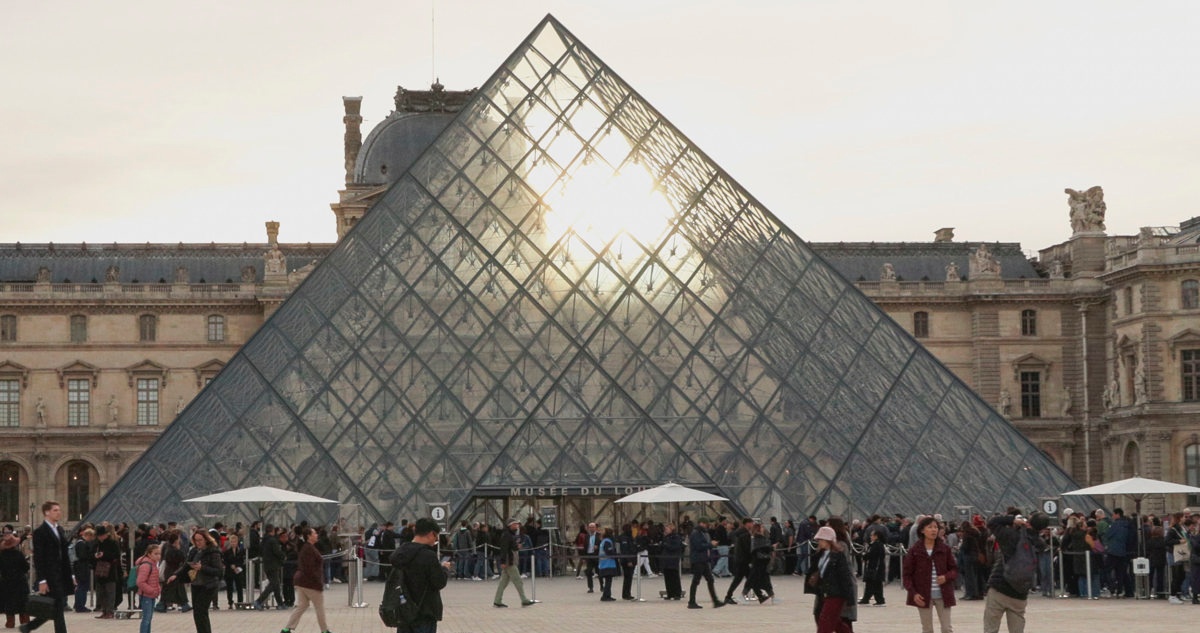 Reabre al público el Louvre, con restricciones, tras el robo de joyas del domingo Golpe Cinematográfico en el Louvre: Nuevos Detenidos Revelan Detalles del Audaz Robo