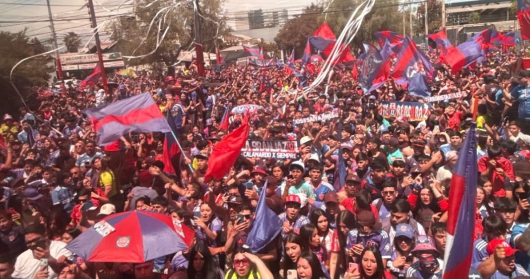 Hinchas de La U Brindan Emocionante Recibimiento a Jugadores Tras Dura Eliminación