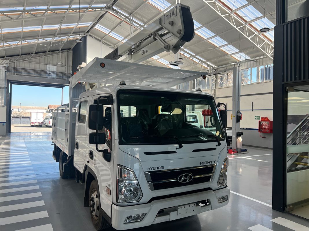 Hyundai Mighty EX6: Elevando la Eficiencia en Mantenimiento Urbano