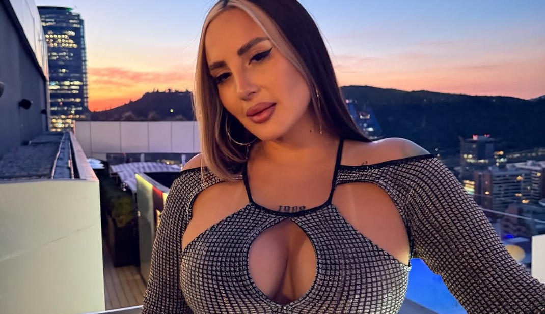 La Belleza Cautivadora de Blue Mary: Fotografías Sensuales que Conquistan las Redes
