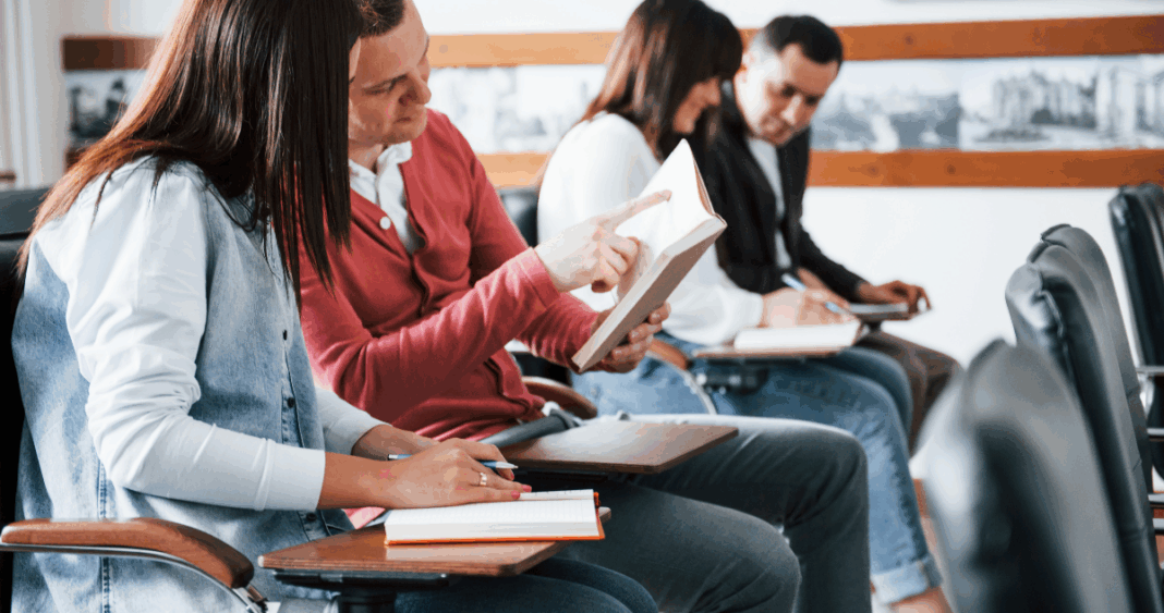 Las 10 Carreras Universitarias Más Costosas en Chile y Cómo Financiarlas con Becas