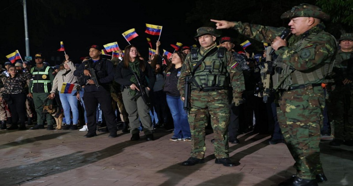 Maduro Advierte: 'Las Armas Están en Manos del Pueblo Venezolano'