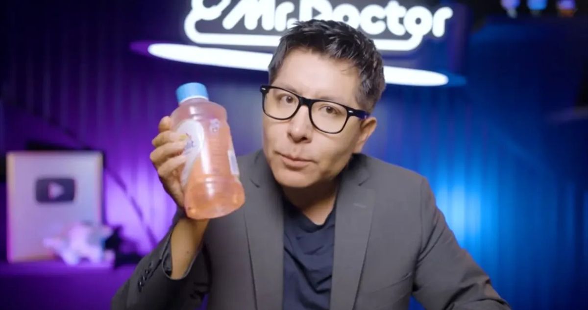 Médico influencer denuncia campaña de desprestigio contra bebida isotónica en México