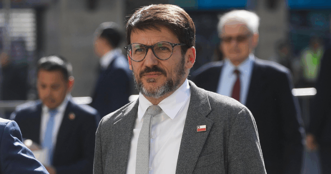 Ministro de Energía Descarta Renuncia Tras Error en Cuentas de Luz: