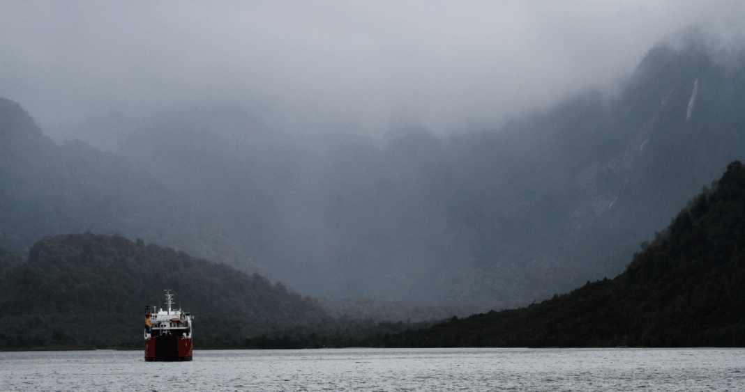 Misterio en el Mar: Reconstruyen Escena de Pescador Caído de Lancha en Aysén