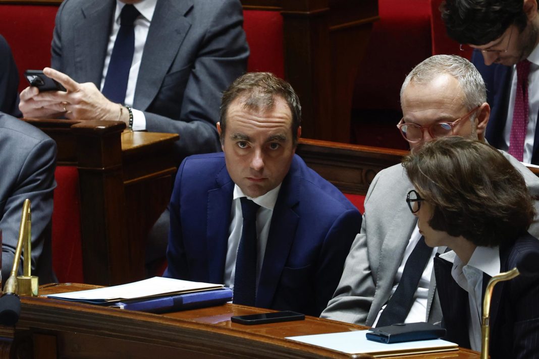 Mociones de Censura Fallidas: El Gobierno de Macron Sobrevive en Francia