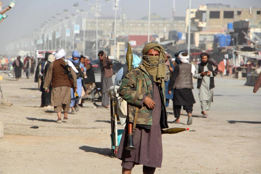 Pakistán y Afganistán acuerdan tregua temporal tras violentos enfrentamientos fronterizos