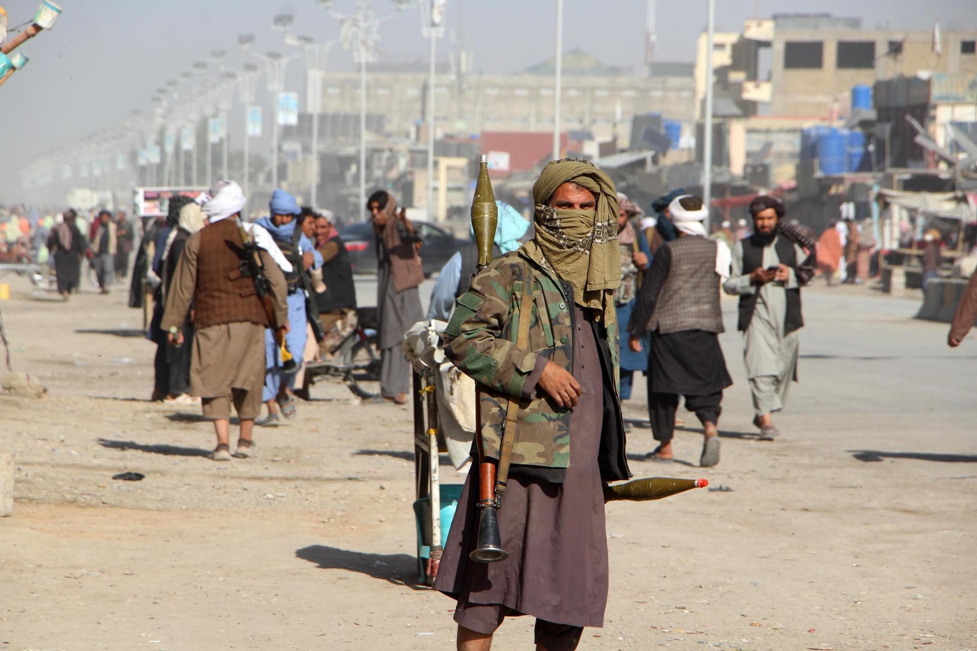 Pakistán y Afganistán acuerdan tregua temporal tras violentos enfrentamientos fronterizos