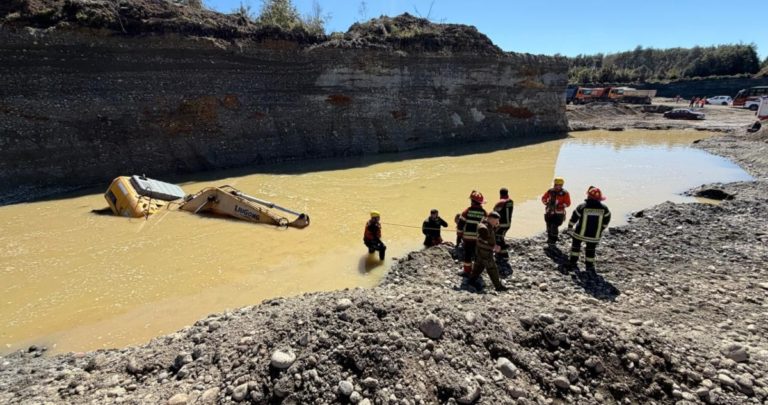 Trágica Caída de Retroexcavadora en Puerto Montt: Operador Pierde la Vida