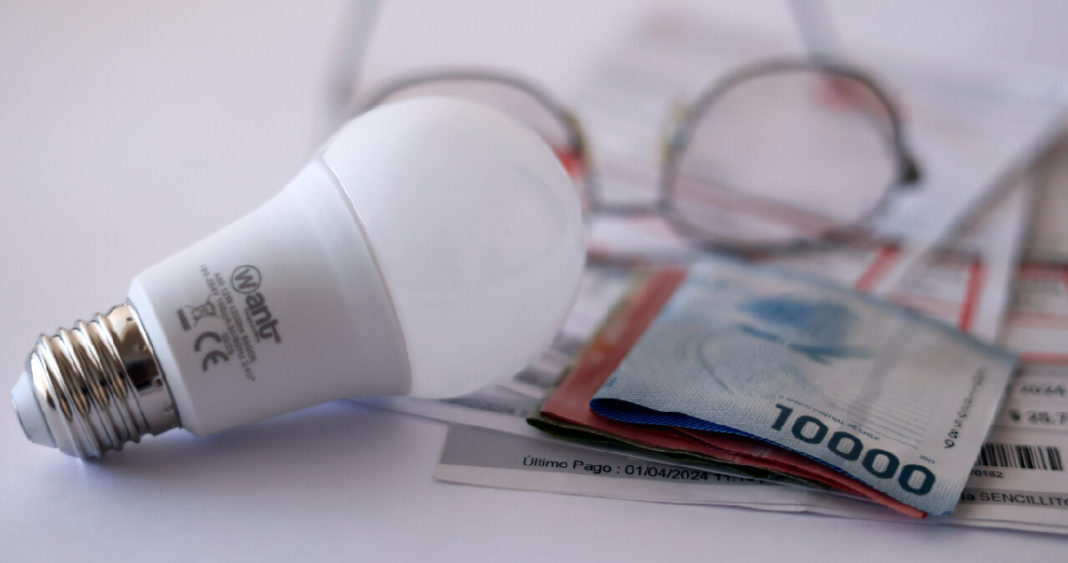 Transelec se compromete a devolver cobros excesivos de luz, pero auditoría se retrasa