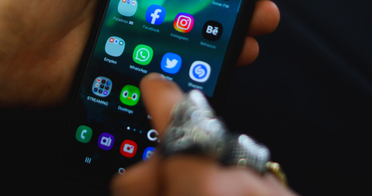 Vecina Excluida de Grupo de WhatsApp Comunitario Logra Reincorporación Judicial