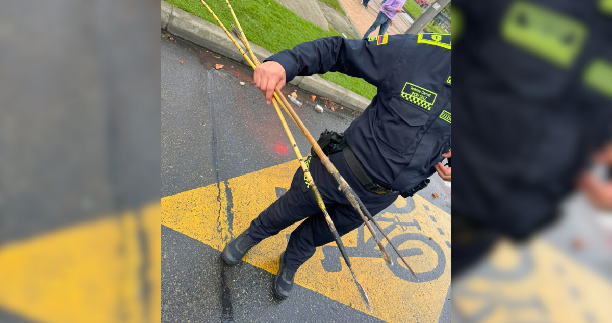 Violentos Disturbios en Bogotá: Policías Heridos por Flechas y Artefactos Incendiarios en Protesta Antiimperialista